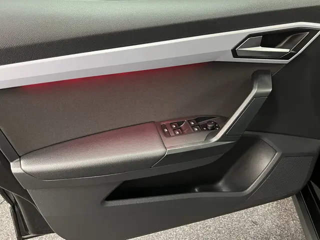 SEAT Arona 1.0 TSI FR 81 KW / 110 PK 2023 Benzine 43