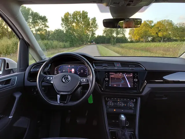 Volkswagen Touran 1.5 TSI Highline 2021 Benzine 35