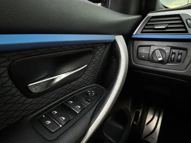 BMW 3 Serie 320i 2019 Benzine 16