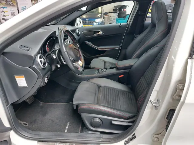 Mercedes-Benz A-Klasse 180 Ambition AMG 2016 Benzine 17