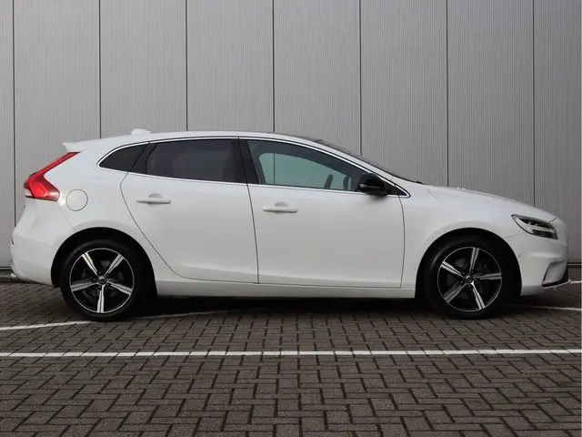 Volvo V40 2.0 T4 R-design 2018 Benzine 22