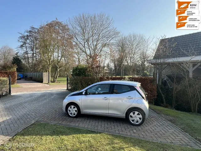 Toyota Aygo 1.0 VVT-i x-play 2015 Benzine 8