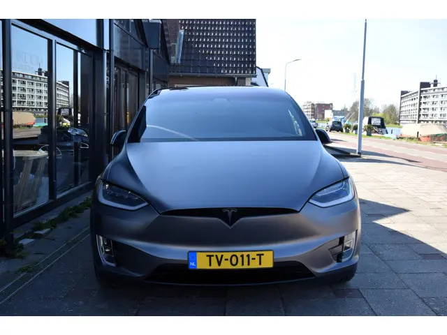 Tesla Model X 2