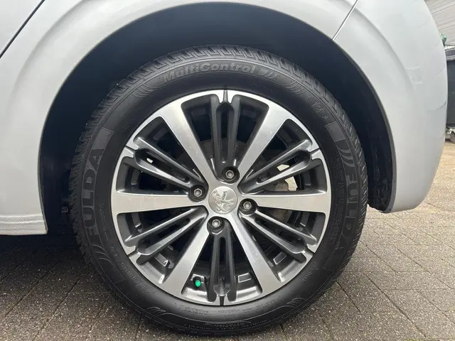 Peugeot 208 1.2 PureTech Allure 2017 Benzine 32