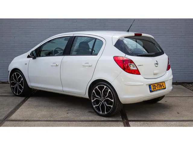 Opel Corsa 1.2-16V Berlin 2013 Benzine 12