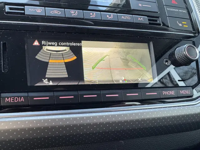 Volkswagen up! 1.0 MPI 60 pk BMT high up! 2019 Benzine 24