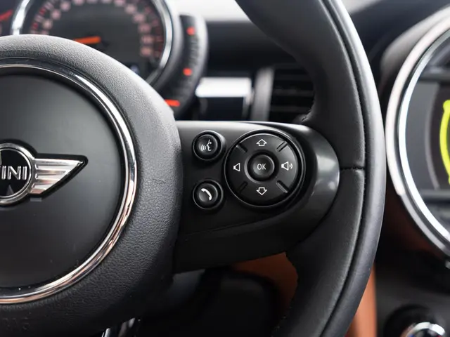 MINI 5-Deurs Cooper Aut. 2017 Benzine 25