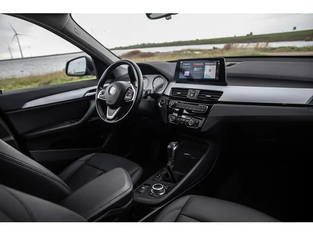 BMW X1 xDrive25e Executive 2021 Hybride Benzine 44