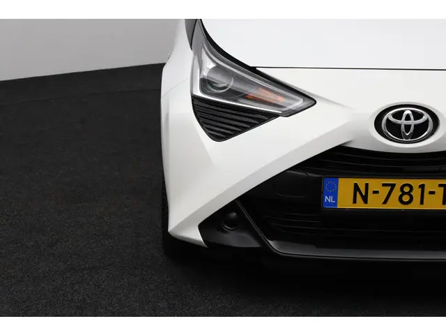 Toyota Aygo 1.0 VVT-i x-play 2022 Benzine 35