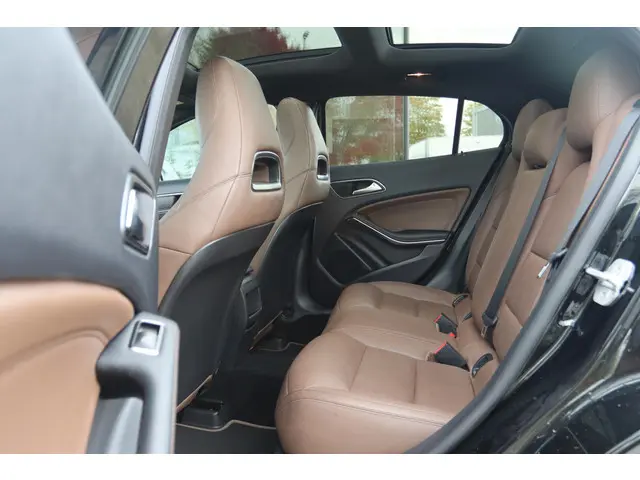 Mercedes-Benz GLA 200 PRESTIGE AUT. AMG 2016 Benzine 16