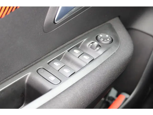 Peugeot 208 1.2 PureTech Active Pack 2023 Benzine 26