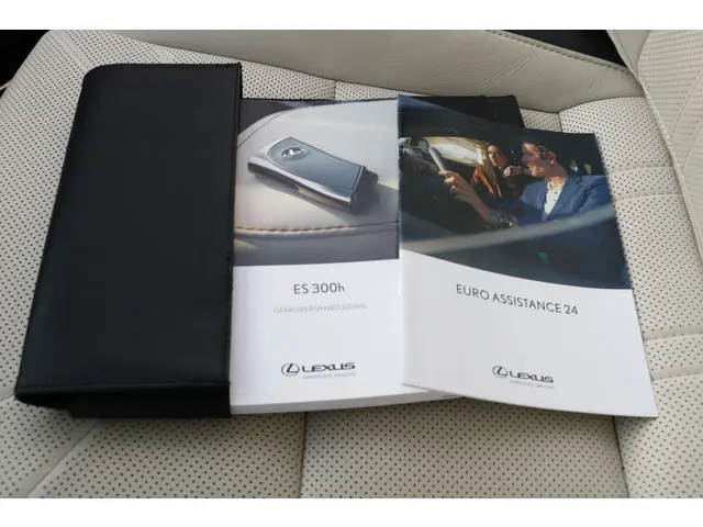 Lexus ES 300h President Line 2024 Hybride Benzine 38