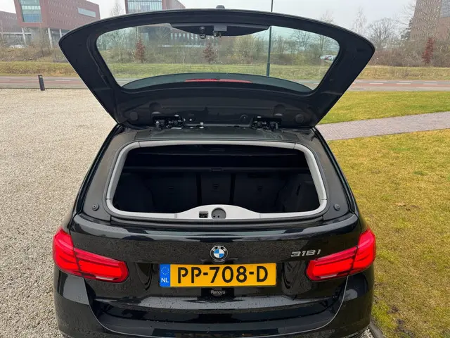 BMW 3 Serie Touring 318i Executive 2017 Benzine 27