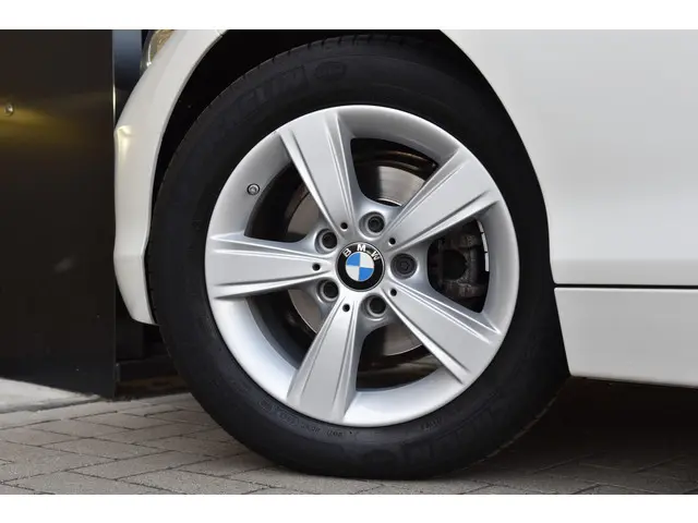 BMW 1 Serie 118i Executive 2018 Benzine 24