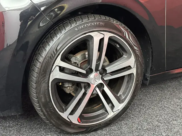 Peugeot 208 1.2 PureTech GT-line 2017 Benzine 22