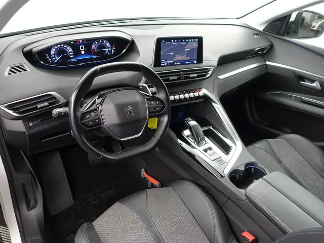 Peugeot 3008 1.2 PureTech Allure Aut- 2019 Benzine 2