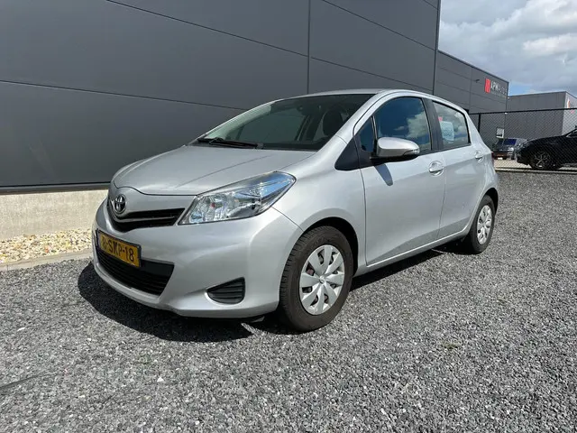 Toyota Yaris 1.0 VVT-i Now Radio | Airco 2013 Benzine 2