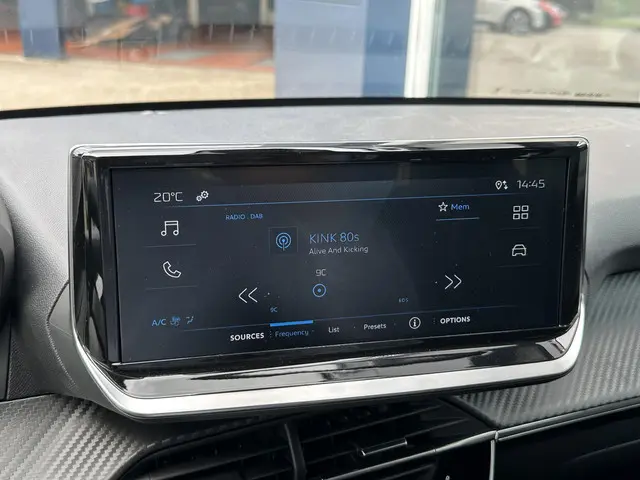Peugeot 208 1.2 Hybrid 110 e-DCS6 Style 2025 Benzine 33
