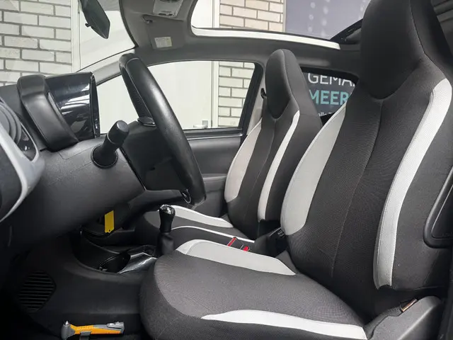 Toyota Aygo 1.0 VVT-i x-clusiv Cabrio 2017 Benzine 12