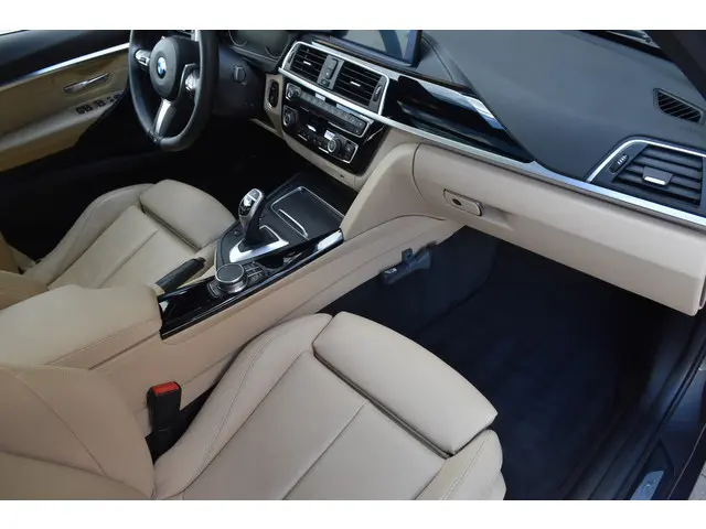 BMW 3 Serie Touring 320i Luxury Edition 2018 Benzine 15