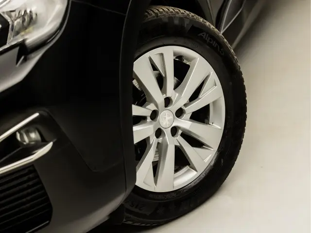 Peugeot 3008 1.2 PureTech Sport 2018 Benzine 31