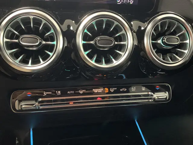 Mercedes-Benz GLA 250 e AMG Line 2023 Hybride Benzine 10