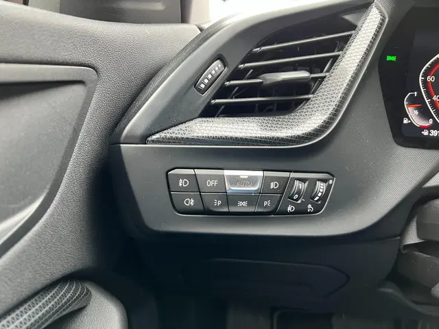 BMW 1 Serie 118i Executive Edition 2020 Benzine 16