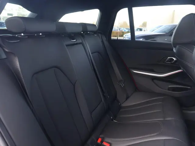 BMW 3 Serie Touring 330e 2025 Hybride Benzine 13