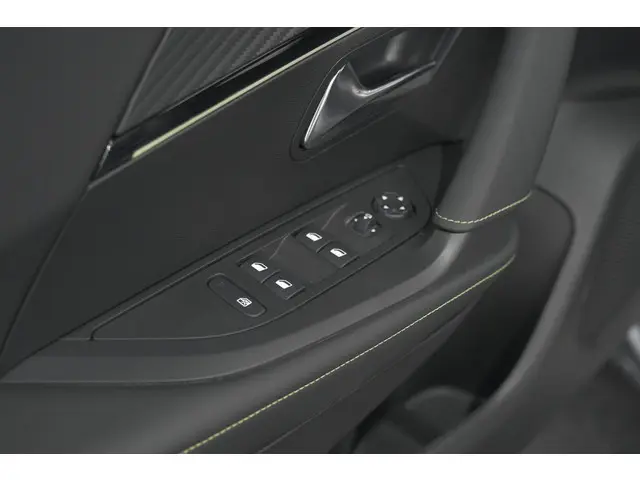 Peugeot 2008 PureTech 130 EAT8 GT 2024 Benzine 29