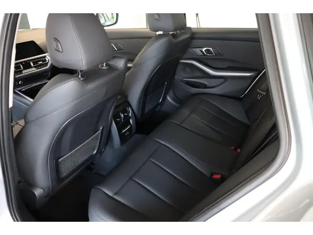 BMW 3 Serie Touring 318i Executive Edition 2021 Benzine 23
