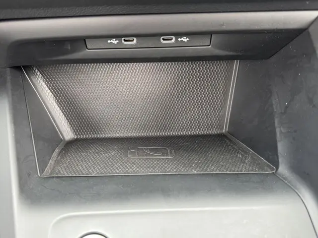 Volkswagen Golf 1.0 TSI LIFE 2023 Benzine 24