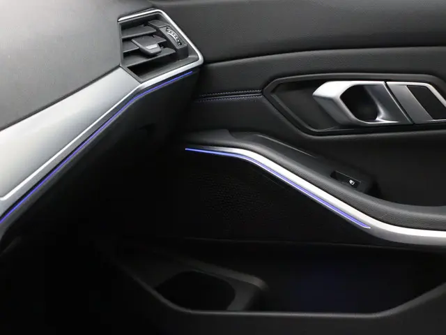 BMW 3 Serie Touring 318i 2021 Benzine 14