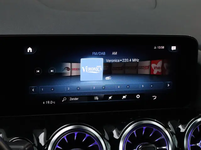 Mercedes-Benz GLA 250 e AMG Line 2022 Hybride Benzine 22