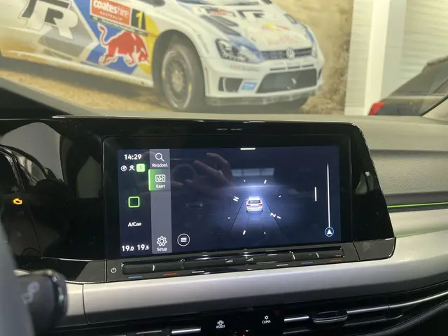 Volkswagen Golf 1.0 eTSI 110pk DSG Life 2024 Benzine 12