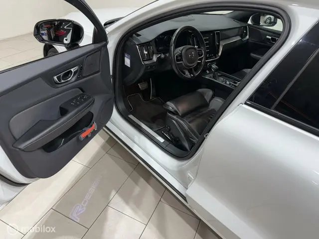 Volvo V60 2.0 T5 R-Design Car-Play 2019 Benzine 4