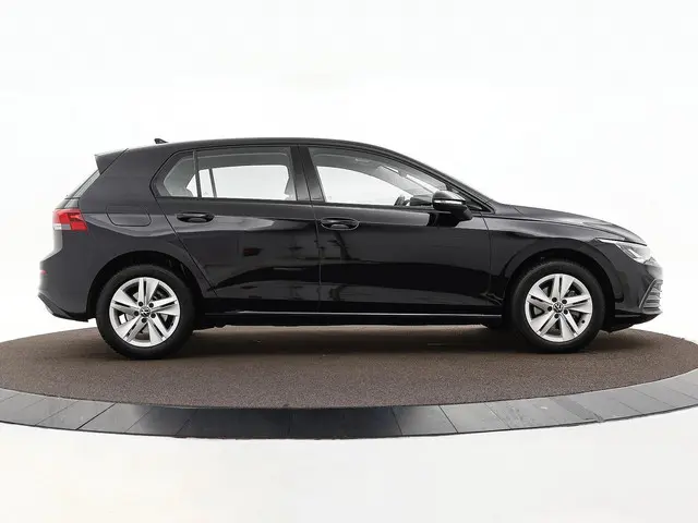 Volkswagen Golf 1.0 eTSI 110pk DSG Life 2024 Benzine 22