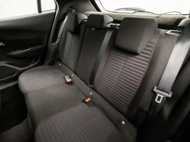 Peugeot 2008 1.2 PureTech Sport 2021 Benzine 15