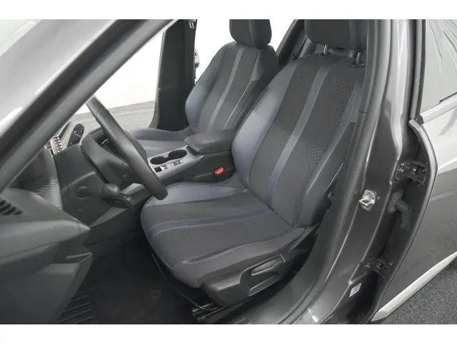 Peugeot 2008 PureTech 130 Allure Pack 2020 Benzine 28