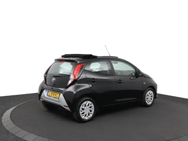 Toyota Aygo 1.0 VVT-i x-play cabrio 2021 Benzine 2