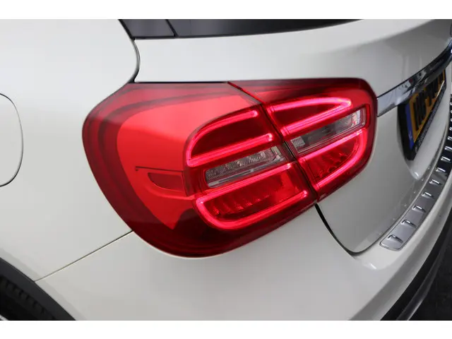 Mercedes-Benz GLA 180 Ambition Automaat 2015 Benzine 26