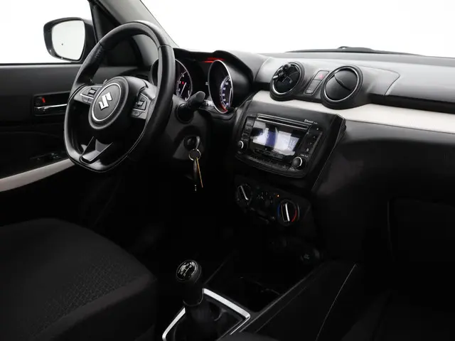 Suzuki Swift 1.2 COMFORT SMART HYBRID 2021 Benzine 4