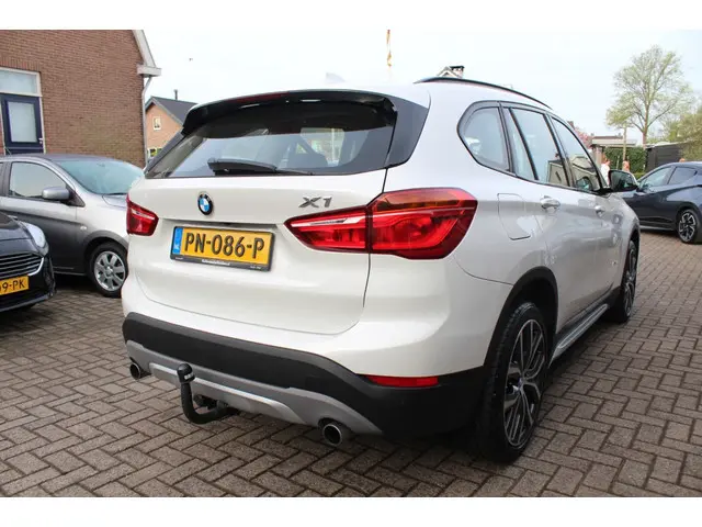 BMW X1 sDrive20i 260pk High Executive Pano 2017 Benzine 6