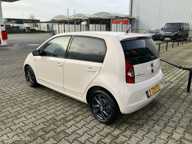 SEAT Mii by Mango. Navi, PDC, Allseason banden 2015 Benzine 2