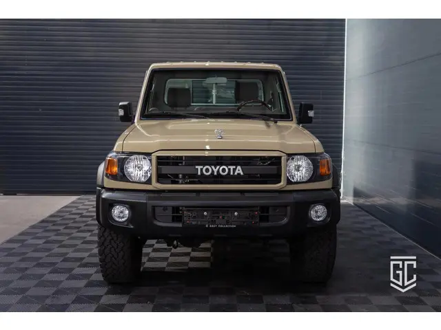 Toyota Land Cruiser GRJ79 Single Cab 2023 2023 Benzine 2