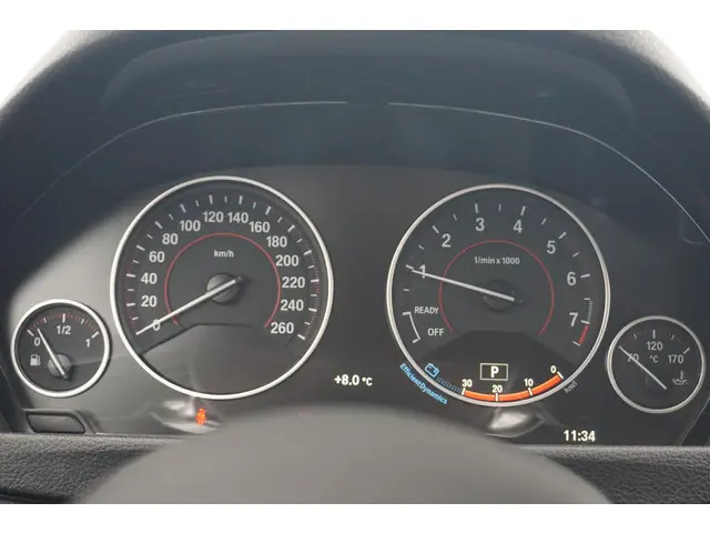 BMW 3 Serie Touring 320i 2017 Benzine 16