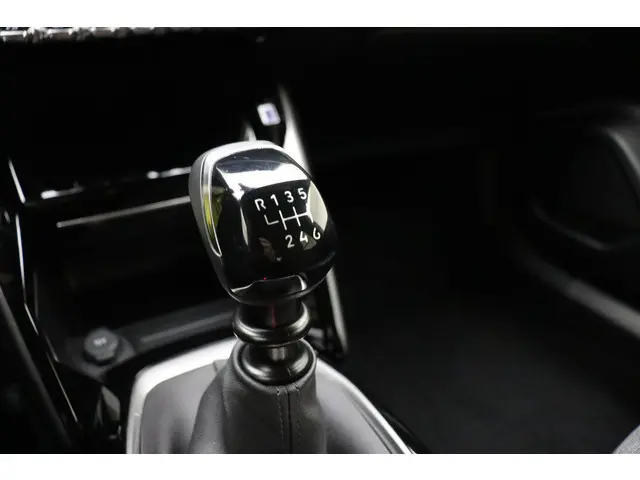 Peugeot 2008 1.2 PureTech 100 Allure 2024 Benzine 26