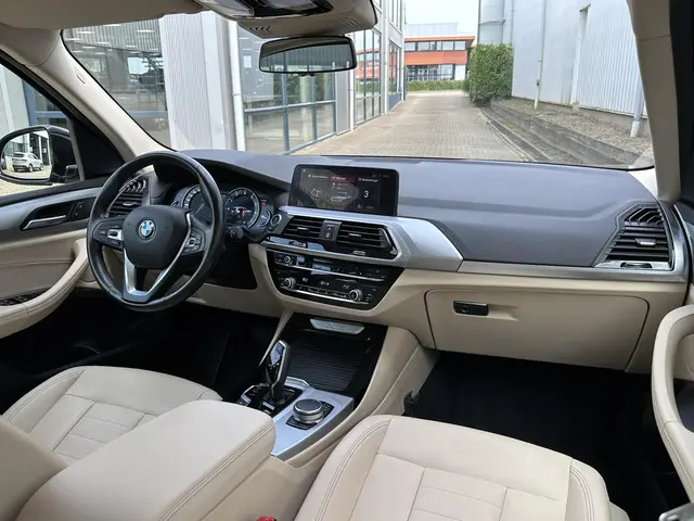 BMW X3 xDrive20i High Executive 2018 Benzine 24
