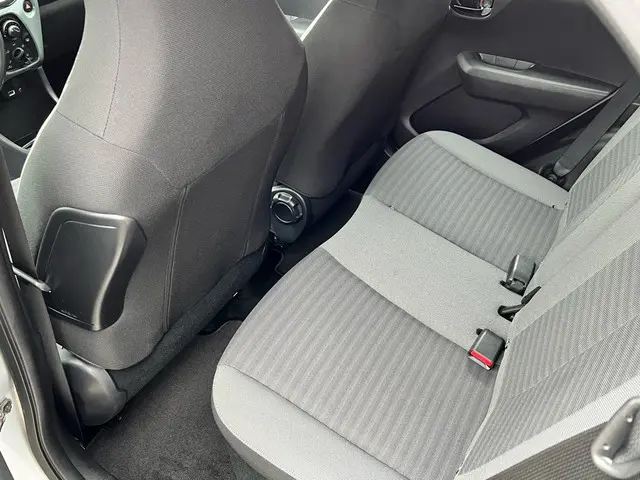 Toyota Aygo 1.0 VVT-i x-play 5-deurs 2018 Benzine 32