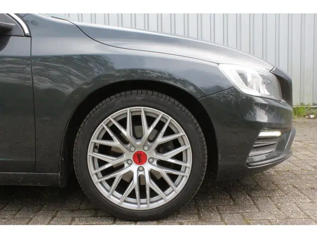 Volvo V60 1.6 T3 R-Design 2015 Benzine 22