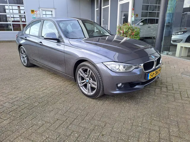 BMW 3 Serie 320i High Executive 2012 Benzine 16